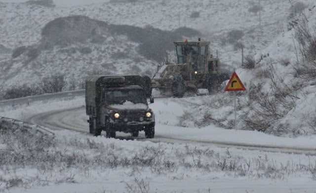 Δραματική η κατάσταση λόγω του χιονιά στην Κύμη: Σκάβουν λαγούμια για να βγουν από τα σπίτια τους οι αποκλεισμένοι κάτοικοι (βίντεο)